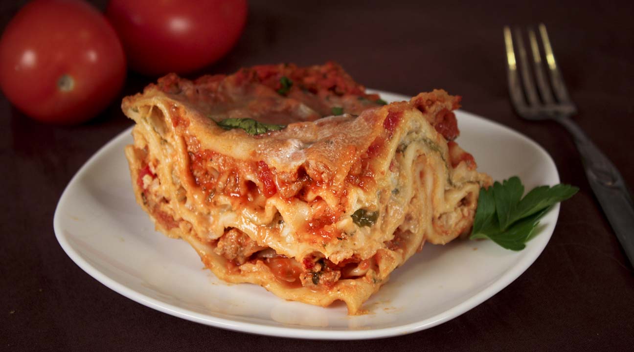 http://jdfarms.ca/wp-content/uploads/2014/10/lasagna-serving-lr.jpg